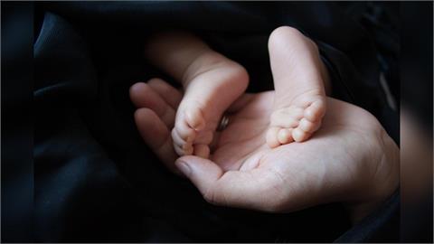 女嬰出生4天餵奶量少、心搏過速  染腸病毒重症