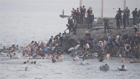 上千移民湧入西班牙北非領土休達　當地政府無法負荷