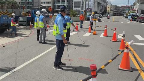 高雄仁武路面驚見裂痕、凹陷　工作人員到場開挖