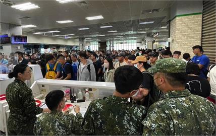 快新聞／上千人擠爆金門機場！　軍方急派14架軍機飛松山、高雄協助運輸