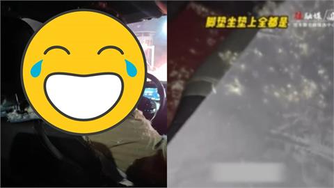 他一上車外套竟炸出大量羽絨！司機「滿頭白毛」網笑噴：拉了一朵蒲公英