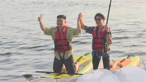 快新聞／賴瑞隆、沈伯洋下水！兩人港灣大玩SUP　「洋流」下週湧進這些地方