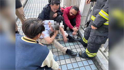 最新／北車虛驚！陳抗常客作勢跳天橋　5警急拉「強制送醫」