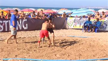 阿爾及利亞瘋摔角 沙灘穿泳衣直接比劃