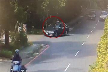 轎車急右轉加油 撞倒機車後不顧就走