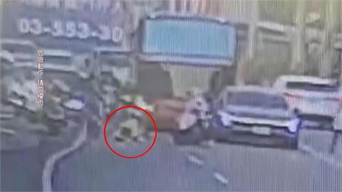 有影／童騎滑步車路上趴趴走　後方駕駛不敢超車塞成一團