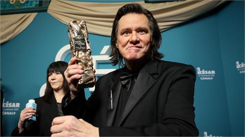 金凱瑞領獎「爆是替身」本尊已遭光明會滅口？他公開「人皮頭套」官方急回應全說了