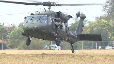 國軍戰備週登場！　黑鷹直升機披上大型迷彩布　演練「偽裝防護」