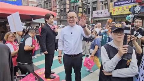 郭子乾扮賴清德「陪童子瑋掃街」強碰民眾黨！對柯黃「秒噴1句」路人笑歪