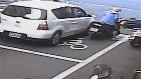 3機車被撞翻！自小客硬催油門輾過　女騎士慘死