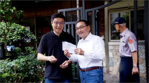 蕭美琴投完票與民眾打招呼　侯友宜陪同張智倫投票