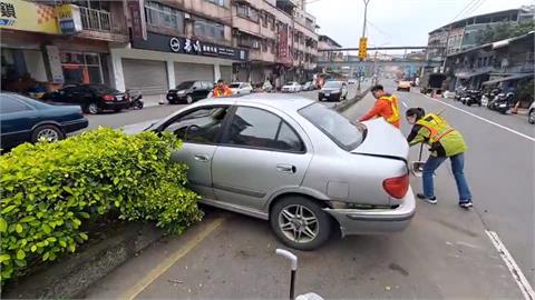 修車變撞車！倒退嚕撞店家 前衝又卡分隔島