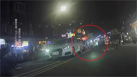 沒扣安全帽、騎車邊抽菸　危！新北男騎士逆向險爆車禍