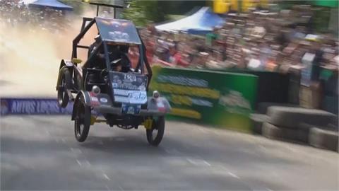 巴拉圭辦「最瘋狂賽車」　皂飛車大賽撞車也博滿堂彩