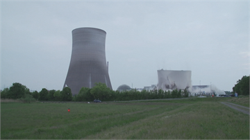 德國展現廢核決心 炸毀兩座核電廠冷卻塔