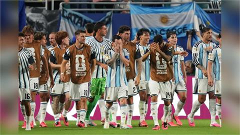 世足賽(影)／衛冕軍強碰大黑馬上演史詩級對決！阿根廷3：2險勝維德角勇闖16強