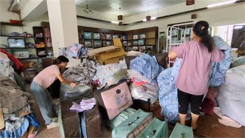 高雄大雨寢具店淹水　棉被、床套組泡水半價出清　民眾撿便宜