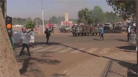 抗議政府無能！布吉納法索 百人上街示威