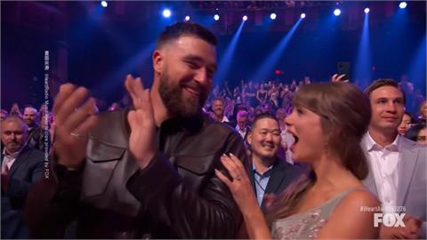 花滑金牌劉美賢頒獎給泰勒絲 「兩大天后」同台全場驚喜