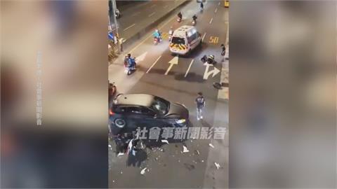 左轉貪快釀禍！新北轎車撞飛騎士　北市特斯拉撞上小黃