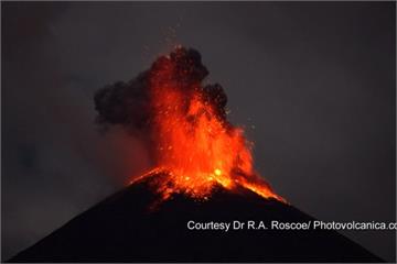 南美洲厄瓜多火山噴發 英攝影師驚險記錄