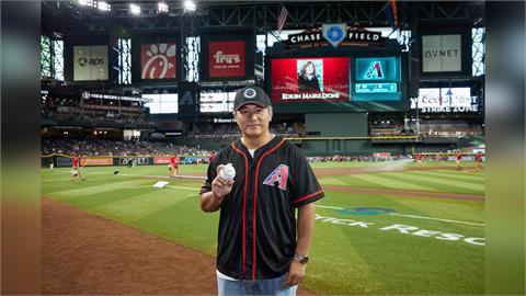 MLB／中職傳奇球星張泰山開出漂亮好球！響尾蛇台灣日圓滿落幕