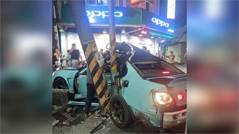 驚悚車禍！高雄轎車疑飆速失控自撞電線桿　車身慘凹成Ｖ字型