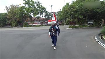 倒著走800公里！印尼男子獨特方式倡環保