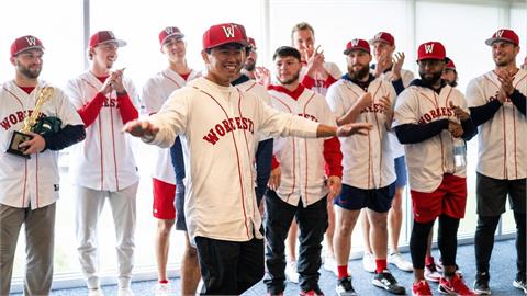 MLB(影)／鄭宗哲被紅襪發「好人卡」！獲球團肯定領獎高舉雙手超開心