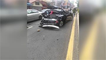 驚！公車煞車失靈 撞扁自小客後車廂