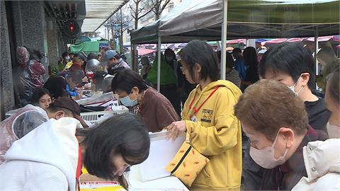大雨澆不熄罷免熱度！　民眾冒雨簽連署罷洪孟楷、王鴻薇