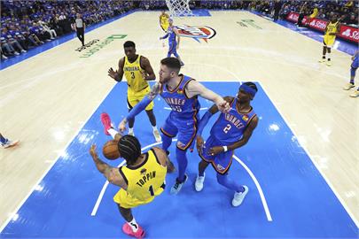 NBA總冠軍賽(影)/地板太素挨批?雷霆溜馬爭首冠 網:球場應該印上金盃