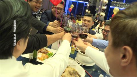 年終尾牙大魚大肉+小酌助興　醫師警告：小心痛風發作