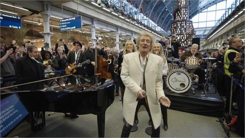 倫敦車站快閃演唱　78歲洛史都華驚喜獻唱