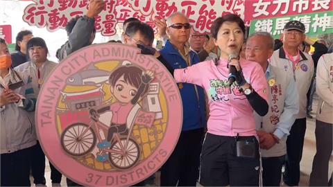 陳亭妃鐵馬掃街初選衝刺　秀出王世堅贈送巨大勳章