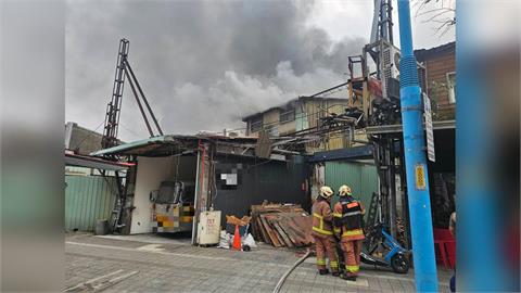 快新聞/濃煙竄天!蘆洲鐵皮倉庫祝融 現場畫面曝光