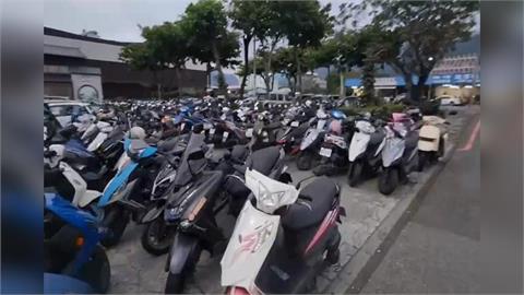 大學生連假趕搭車　知本火車站現機車違停亂象