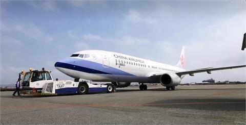 快新聞／好強！華航機長戰勝凱米「松山2次降落失敗轉降桃園」　乘客開心鼓掌