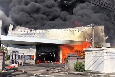 快新聞／濃煙狂竄！ 彰化保麗龍工廠大火狂燒　廠房被烈焰吞噬