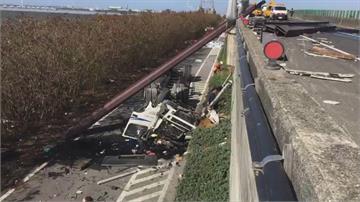 彰化西濱聯結車撞大貨車後翻落高架橋下 駕駛幸運僅受傷