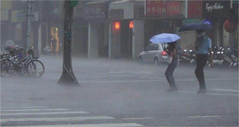 快新聞／雨彈炸裂！全台13縣市發布大雨特報　慎防雷擊強陣風