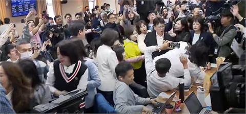 快新聞／為選罷法爆衝突！綠營女立委團團包圍林思銘　王美惠疑遭出手推倒