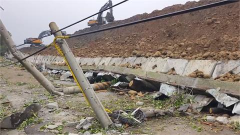 大雨釀苗栗砂石場圍牆倒塌　大量土石壓斷６根電桿