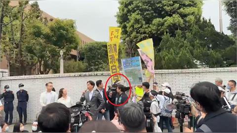 柯文哲宣判/阿北一審遭重判17年 小草場外聞訊失控「爆哭又再揮拳動粗」