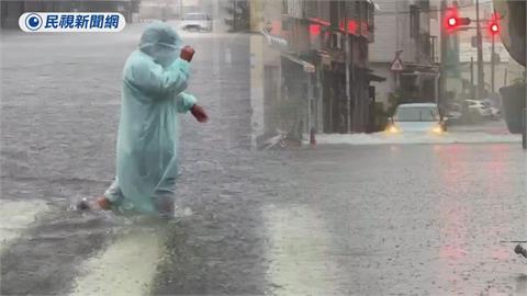 南台灣暴雨狂炸成水鄉　汽車險遭滅頂畫面曝