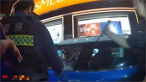 新北板橋男無照上路拒檢！　８警包圍「破窗逮人」