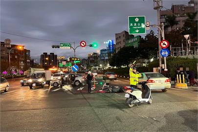 快新聞／下班尖峰時段亂闖紅燈！　三重轎車撞飛2台機車2傷