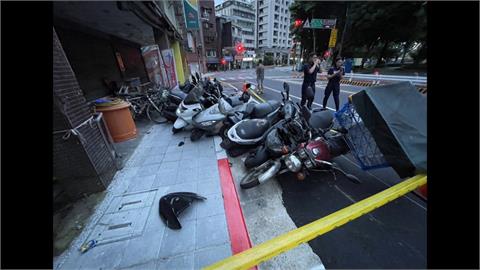 台北信義區駕駛疑恍神還無照　凌晨追撞路邊整排16機車人跑了