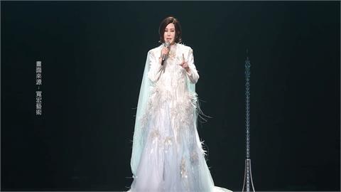江蕙演唱會進尾聲！　周杰倫夫妻坐包廂朝聖、費玉清贈「蝴蝶花禮」相伴