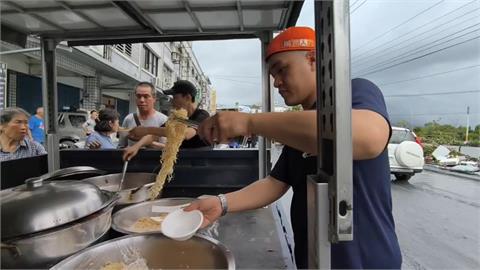 泥水灌進光復鄉！民眾困家中　皮卡車隊救援.部落青年發食物